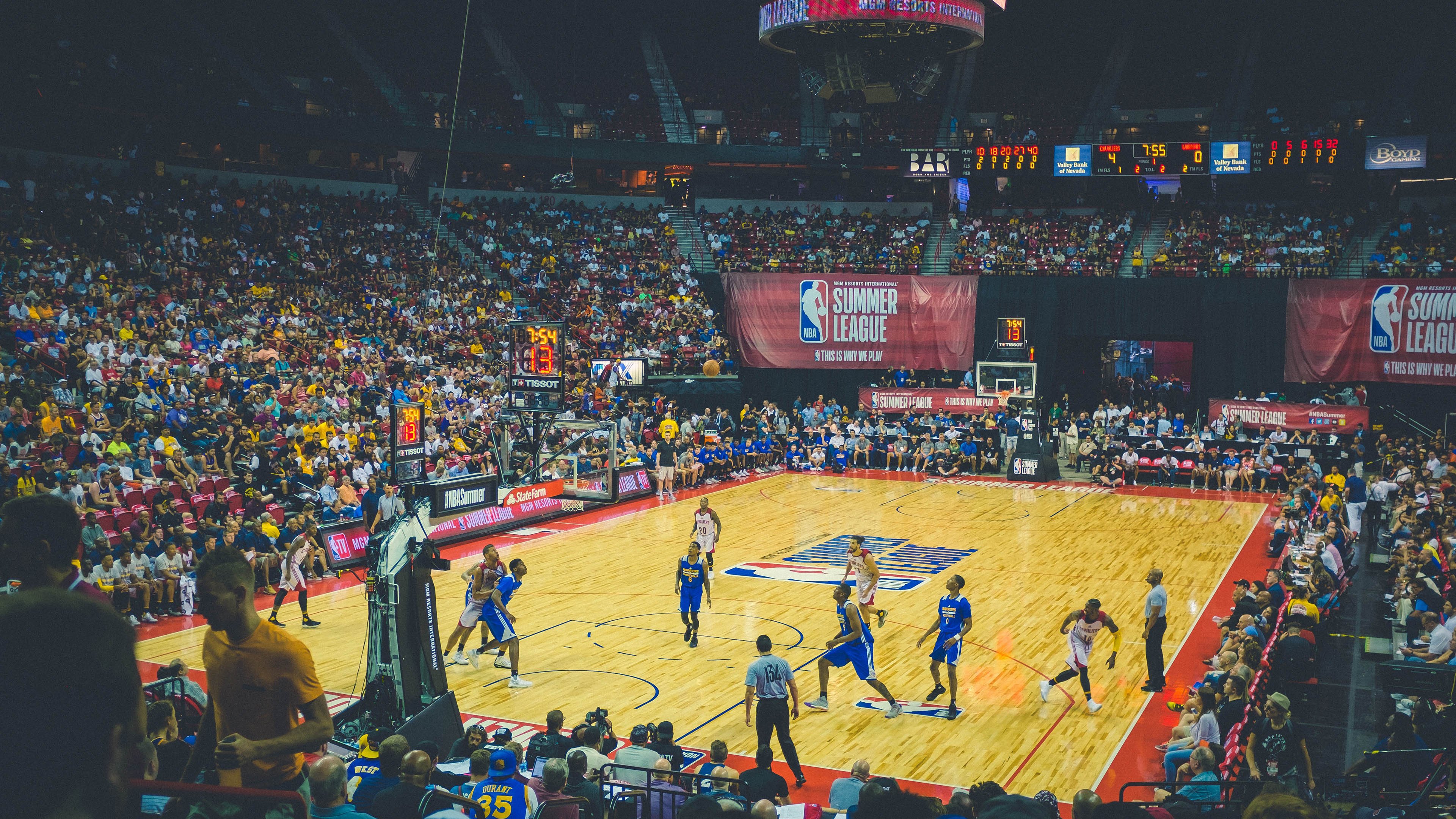 裁判判罚标准趋于稳定为比赛营造更加公平竞争环境，裁判的规则