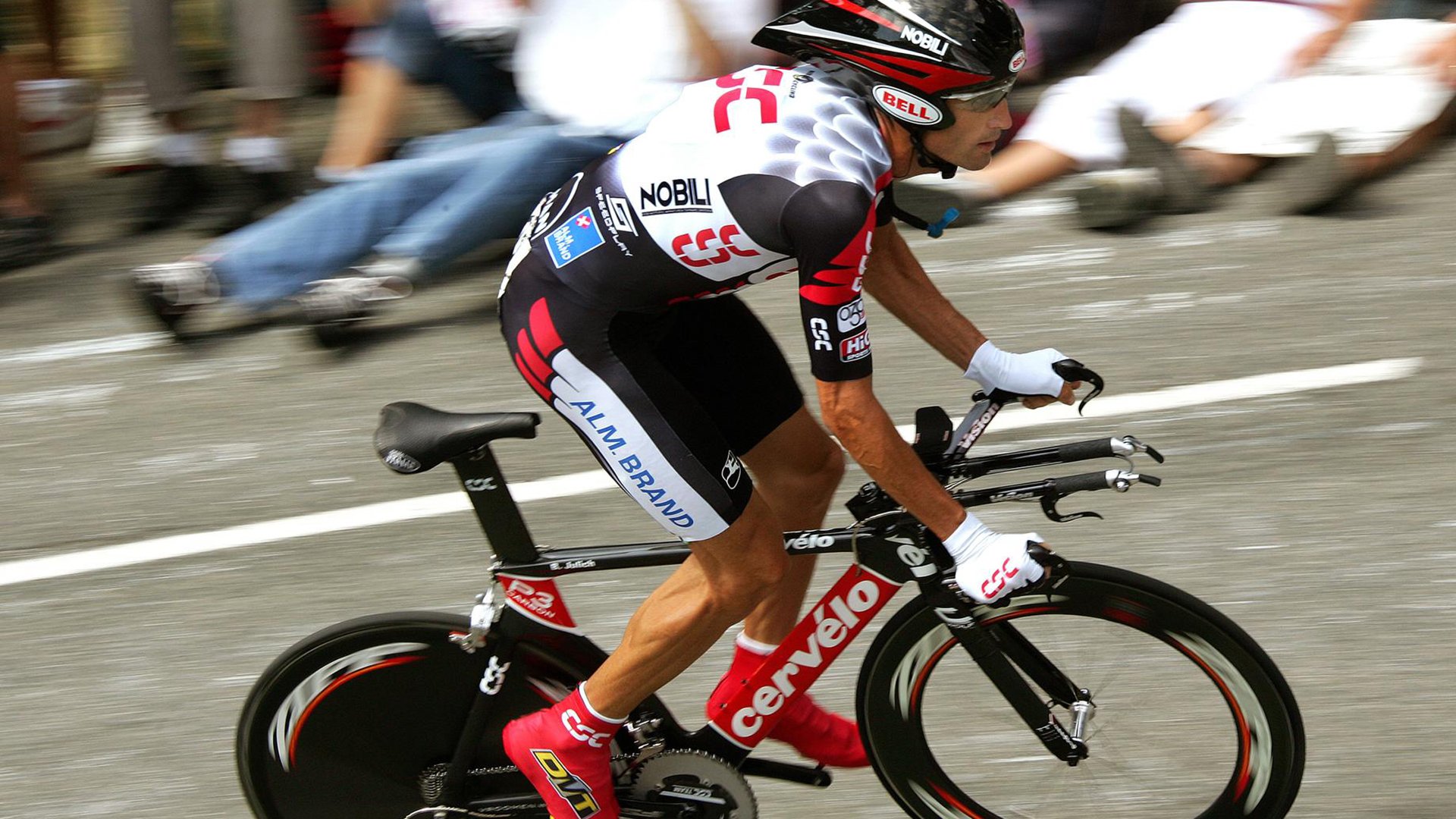 杨鸣回应外界质疑 球员们拼劲十足，杨鸣赛后采访视频